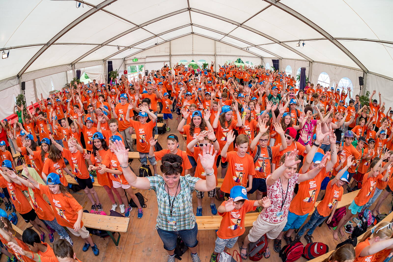 Rund 500 Jugendliche im Zelt beim Sport- und Freizeitcenter Greifensee. 