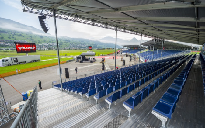 Grossanlass Rollout PC-24 Leere Tribüne auf dem Flugplatz in Buochs.