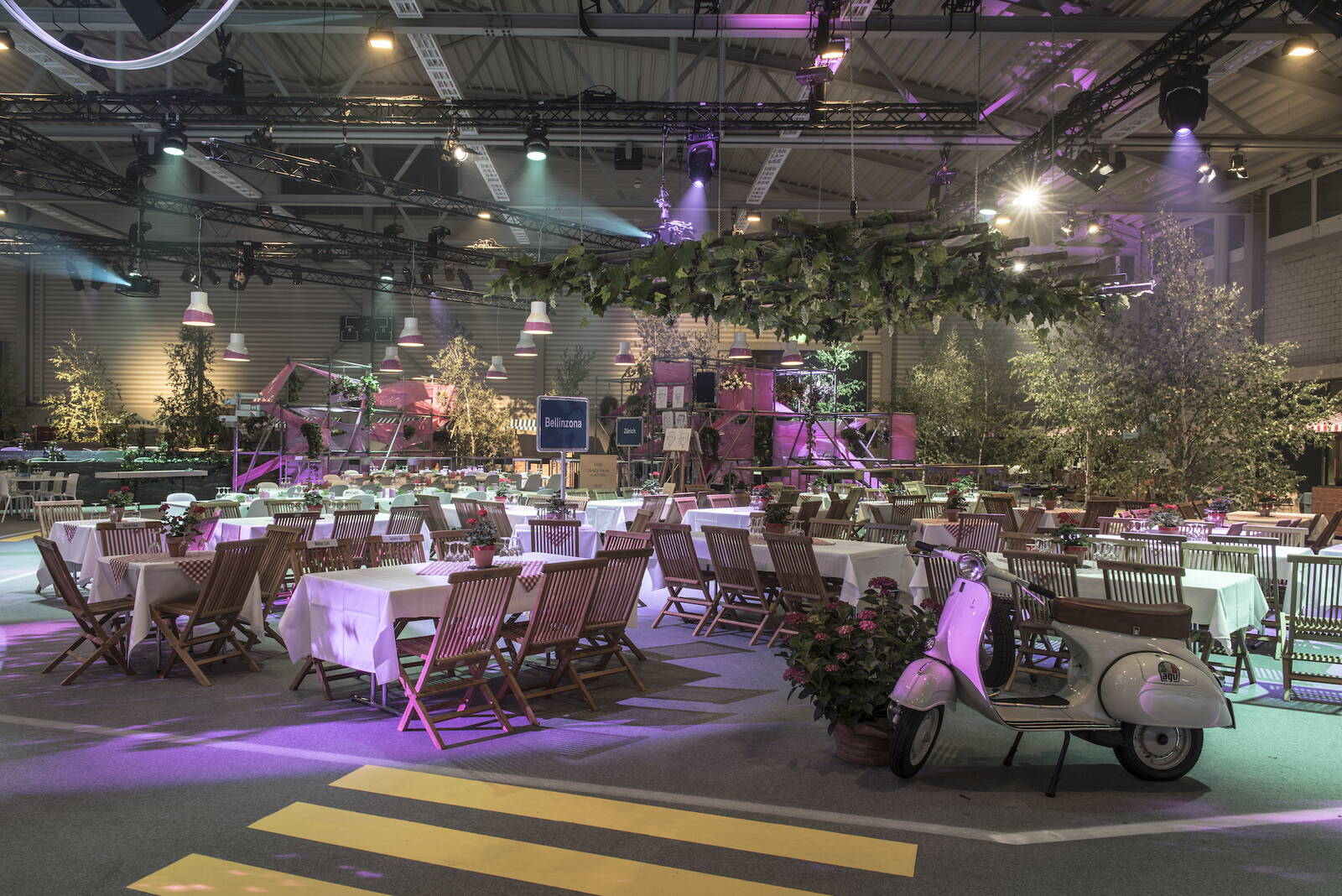 Mitarbeiterfest 25-Jahr-Jubiläum Swica Mit einem grossen "Strassenfest" in der Halle, feierte der Krankenversicherer in Winterthur sein 25-Jahr-Jubiläum.